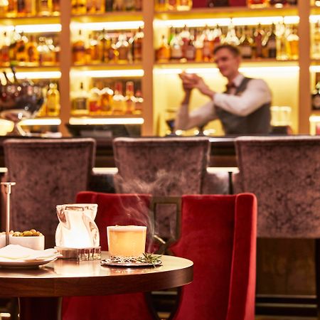 แกรนด์ โฮเต็ล เคมปินสกี้ ริกา Hotel รีกา ภายนอก รูปภาพ The bar at the Connaught