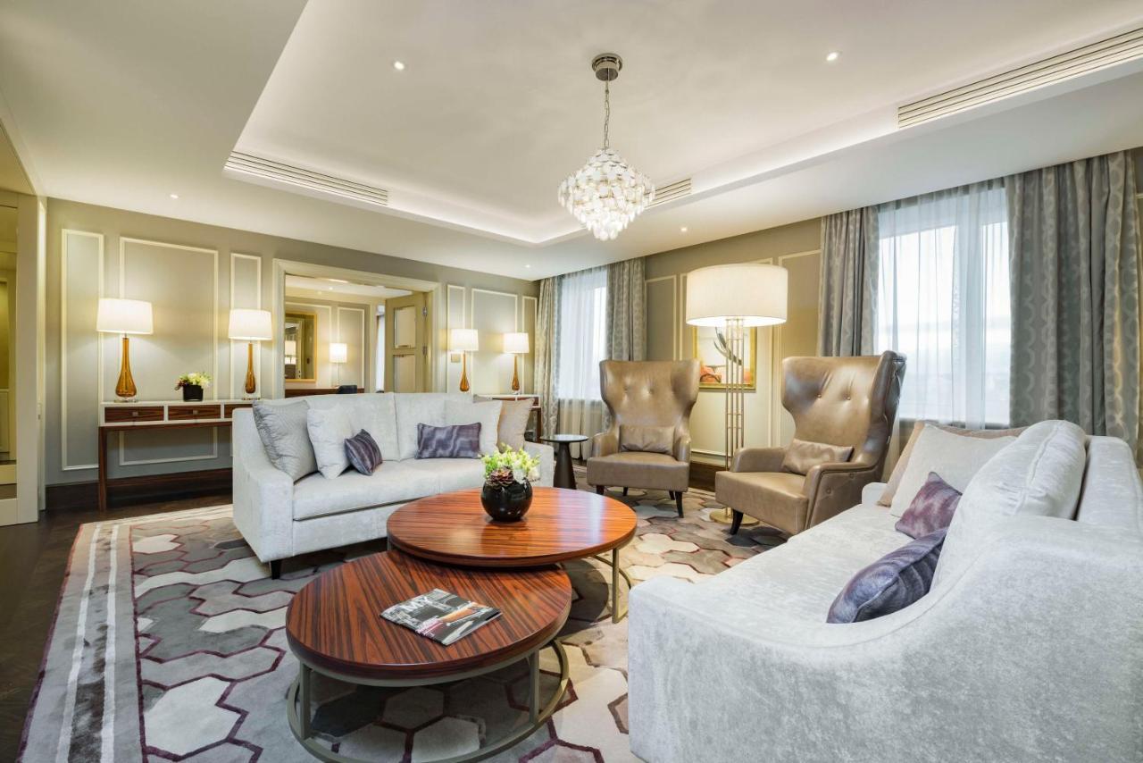 แกรนด์ โฮเต็ล เคมปินสกี้ ริกา Hotel รีกา ภายนอก รูปภาพ The living room of a suite at the hotel