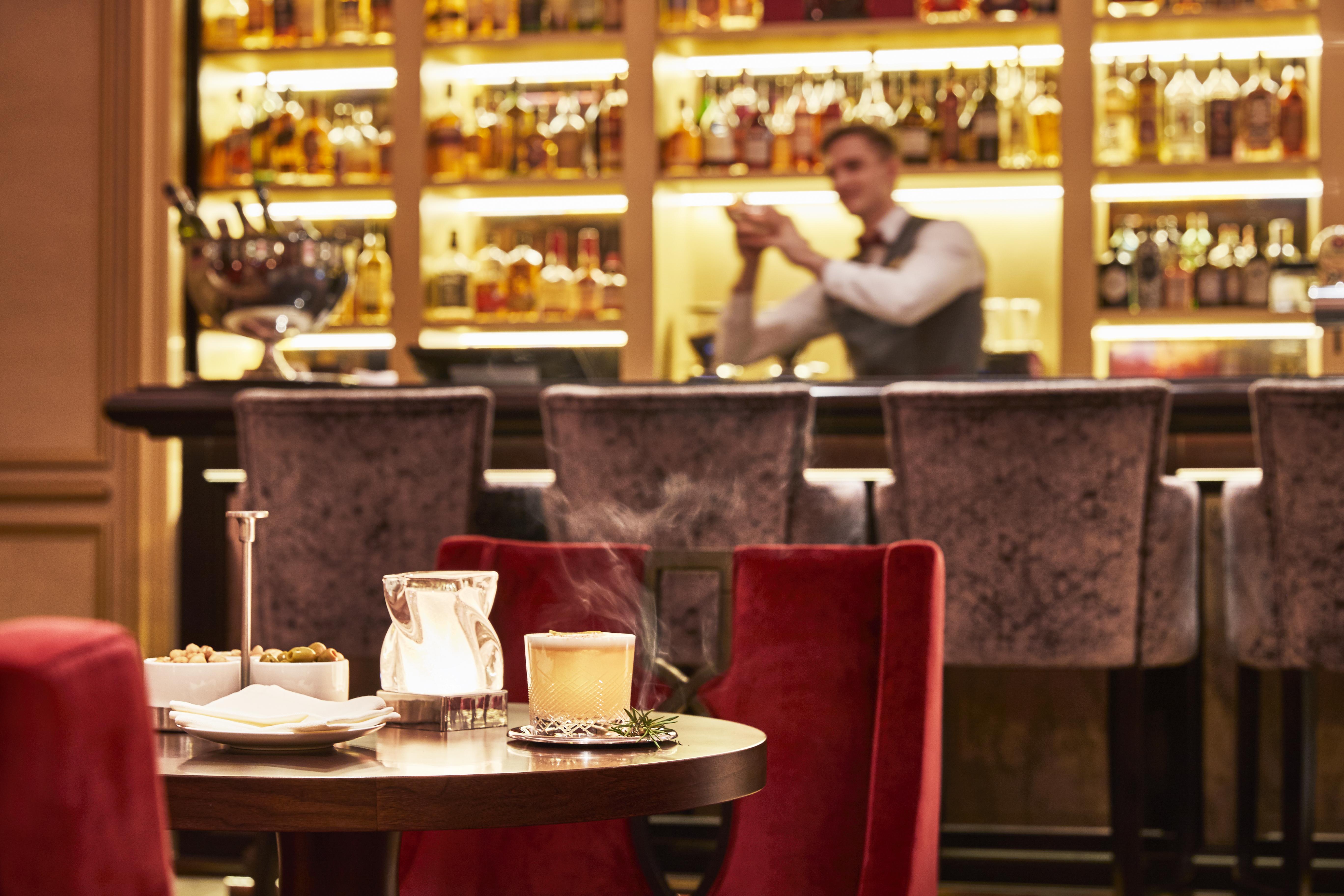 แกรนด์ โฮเต็ล เคมปินสกี้ ริกา Hotel รีกา ภายนอก รูปภาพ The bar at the Connaught