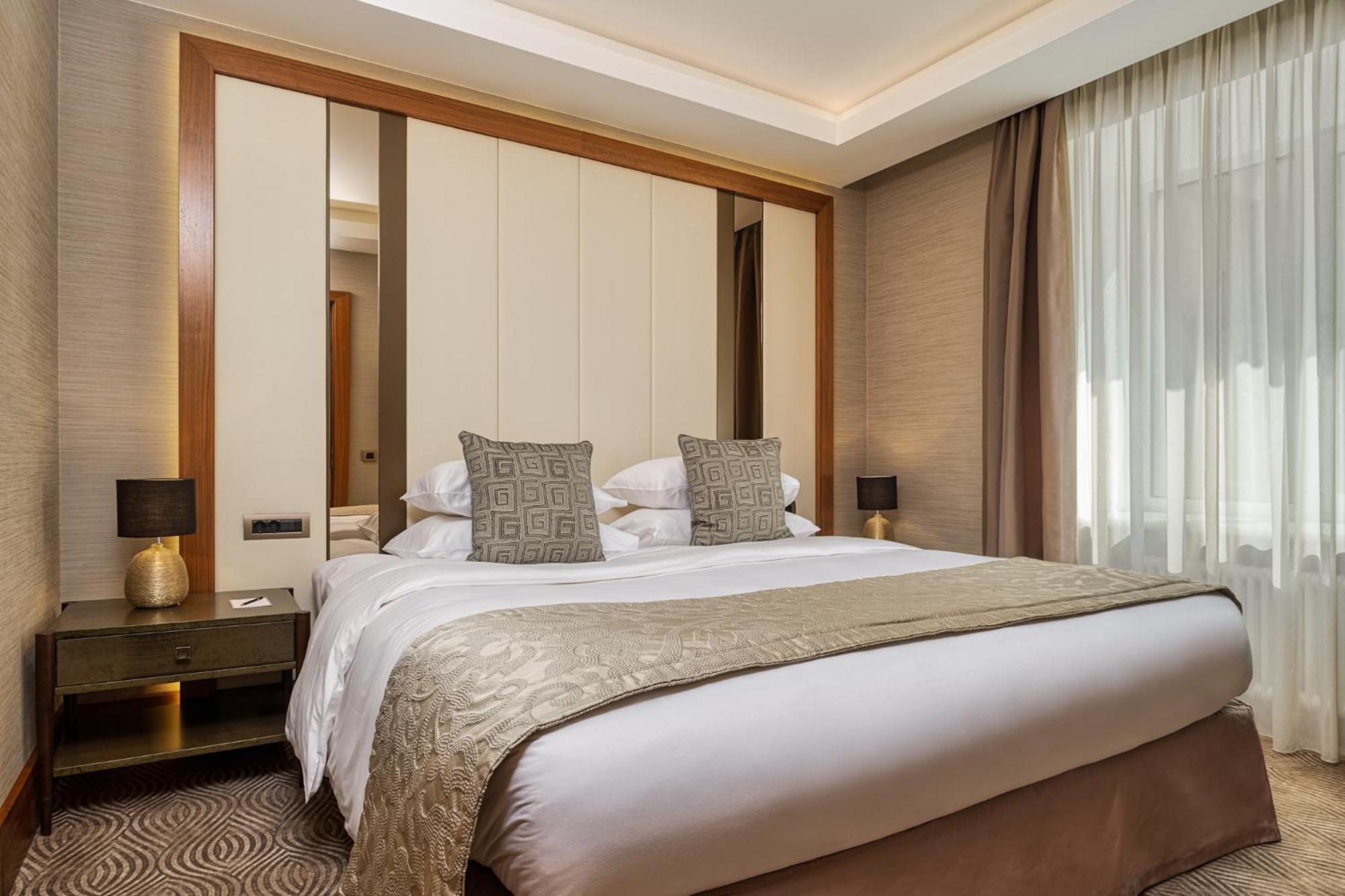 แกรนด์ โฮเต็ล เคมปินสกี้ ริกา Hotel รีกา ห้อง รูปภาพ A bedroom at the hotel