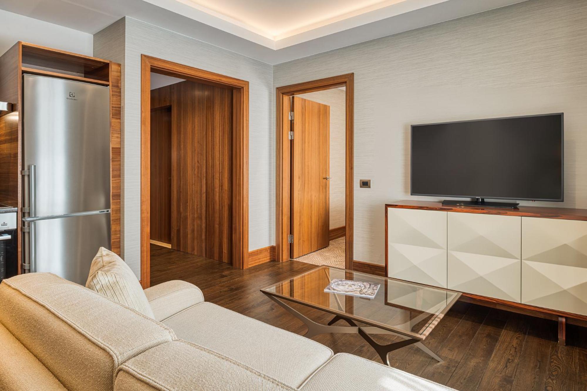 แกรนด์ โฮเต็ล เคมปินสกี้ ริกา Hotel รีกา ห้อง รูปภาพ A living room at the hotel