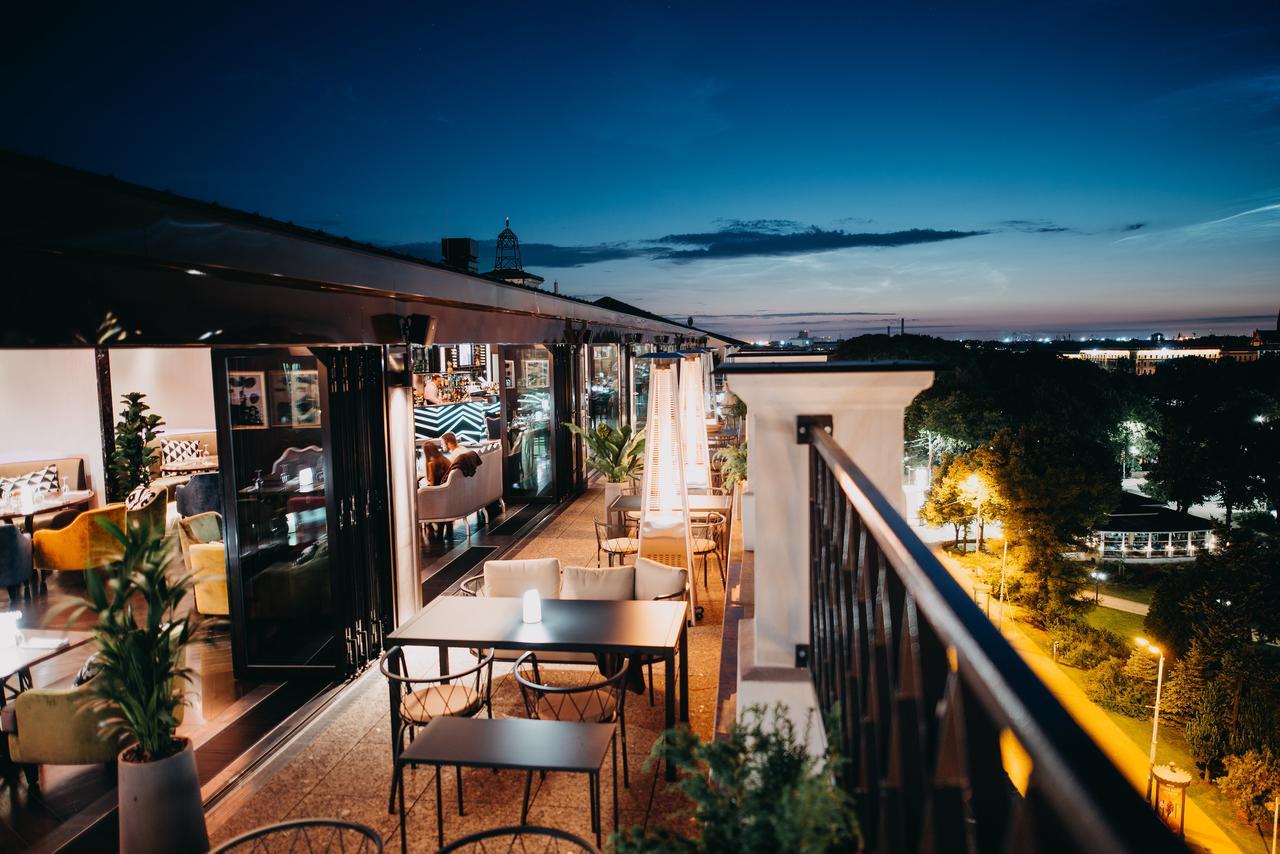 แกรนด์ โฮเต็ล เคมปินสกี้ ริกา Hotel รีกา ภายนอก รูปภาพ The rooftop bar at the Hotel