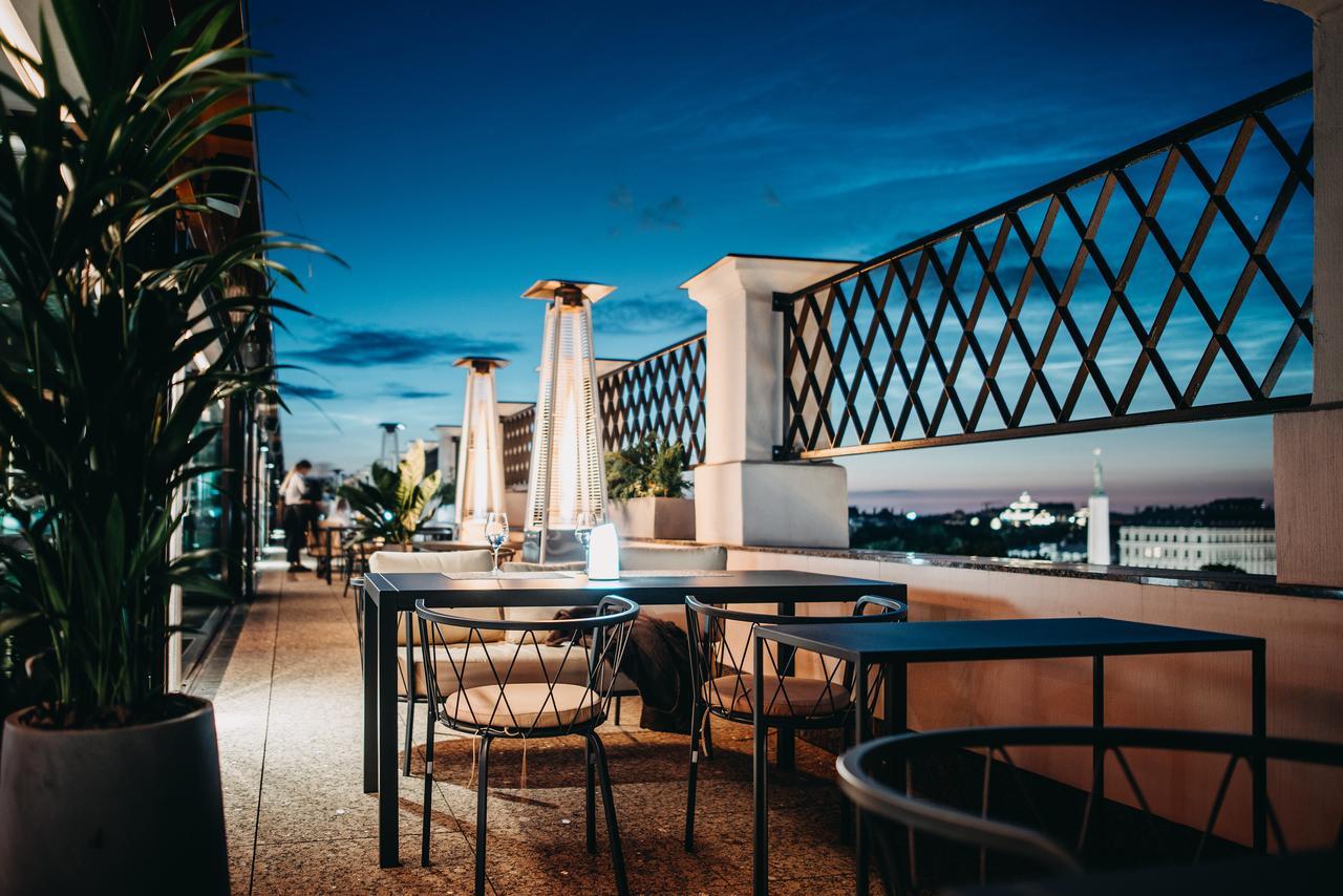 แกรนด์ โฮเต็ล เคมปินสกี้ ริกา Hotel รีกา ภายนอก รูปภาพ The rooftop bar at the hotel