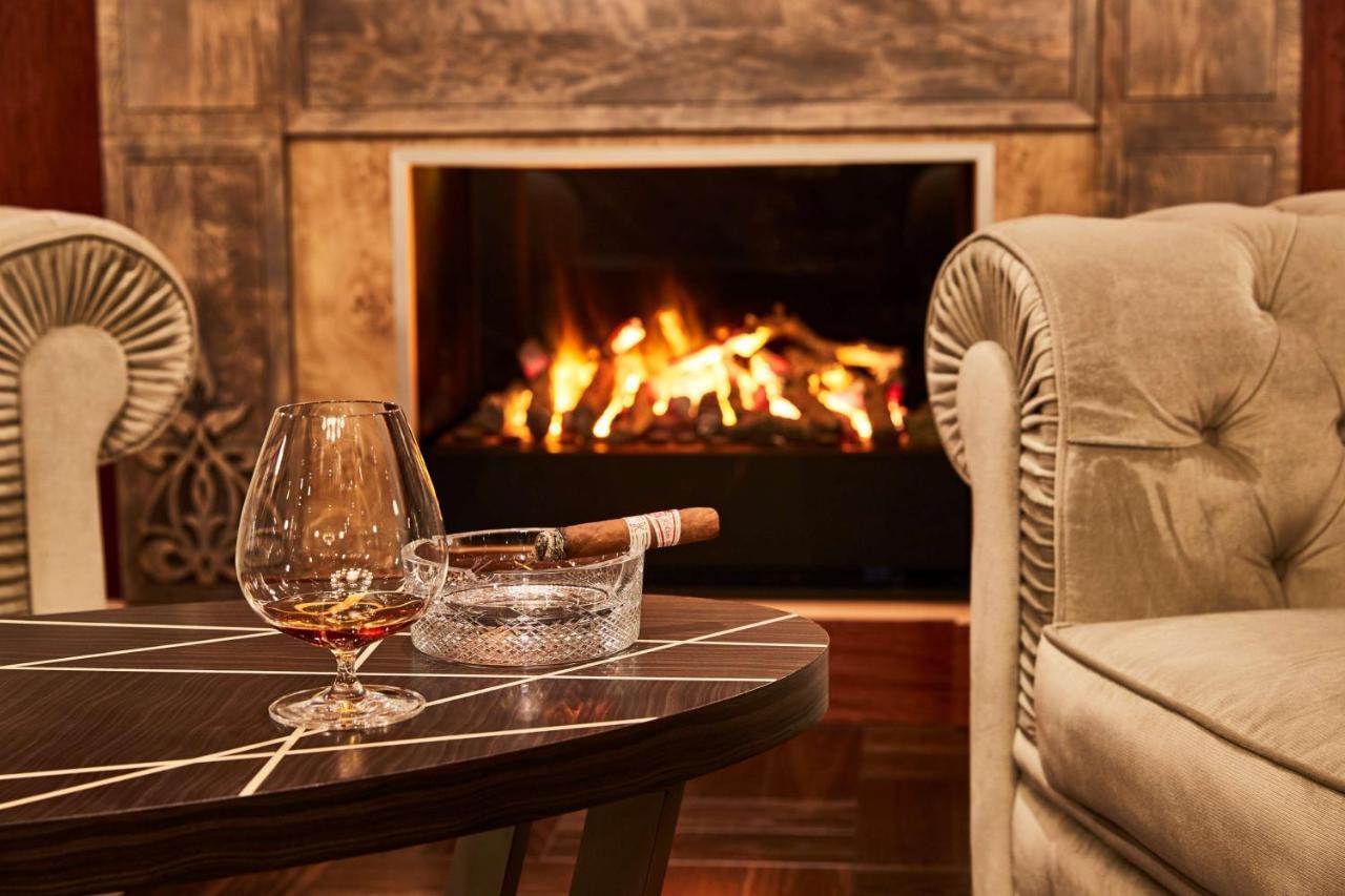 แกรนด์ โฮเต็ล เคมปินสกี้ ริกา Hotel รีกา ภายนอก รูปภาพ A fireplace in a home