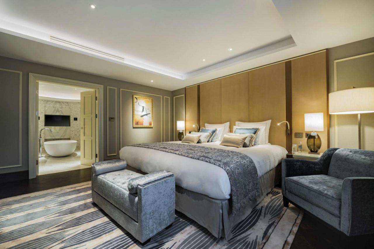 แกรนด์ โฮเต็ล เคมปินสกี้ ริกา Hotel รีกา ภายนอก รูปภาพ A bedroom at the hotel