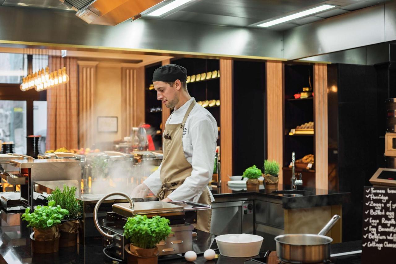 แกรนด์ โฮเต็ล เคมปินสกี้ ริกา Hotel รีกา ภายนอก รูปภาพ A chef at work